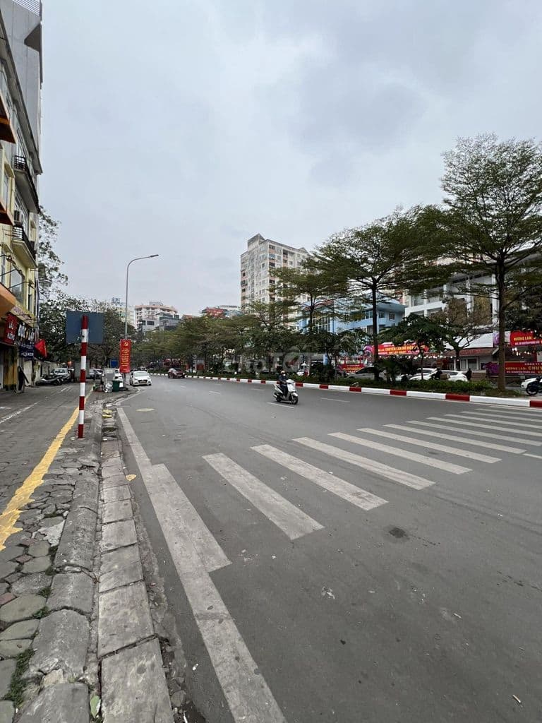 Hoàng Quốc Việt-Nguyễn Phong Sắc ô tô tránh+dừng đỗ 2 thoáng trước sau