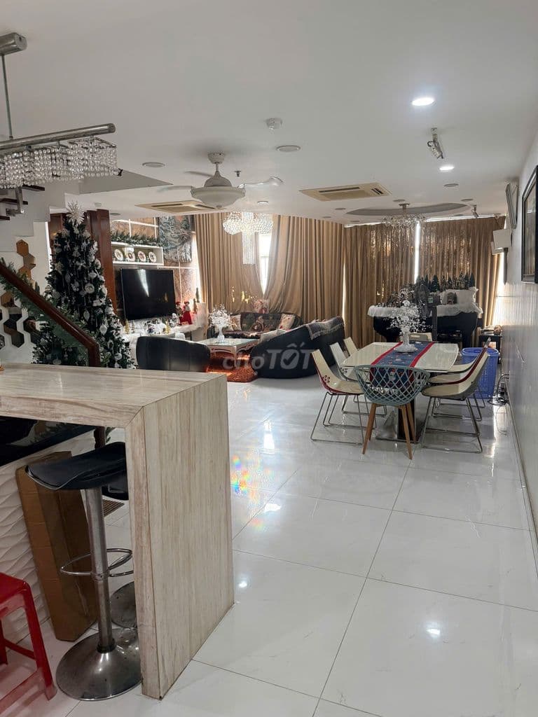 Tôi cần bán căn hộ Penthouse Giai Việt Tạ Quang Bửu Quận 8 430m2,
