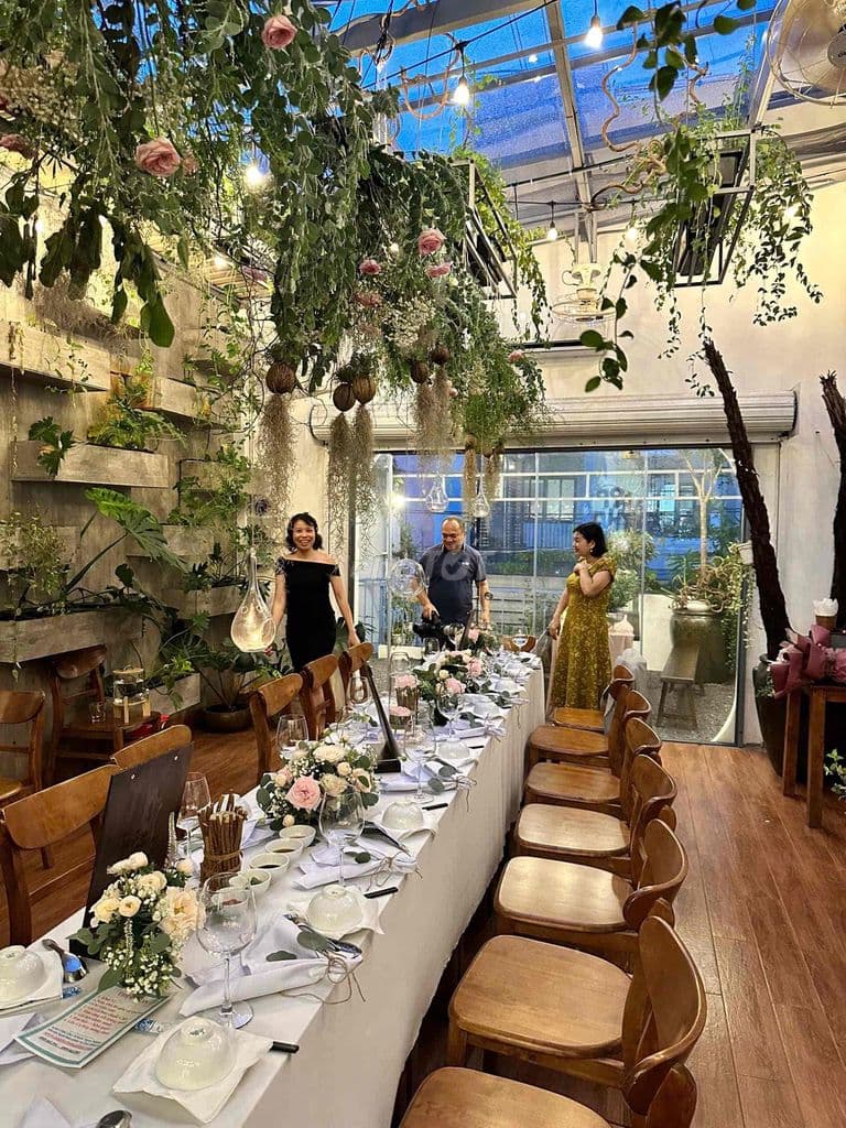 Sang tiệm cà phê và hoa