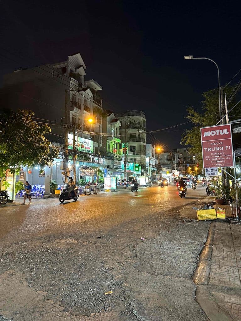 NHÀ TỐT GIÁ CHỐT HỢP LÝ-74m2-0TO VF3 ĐẬU TRONG SÂN- 1/ SÁT MT PHẠM VĂN