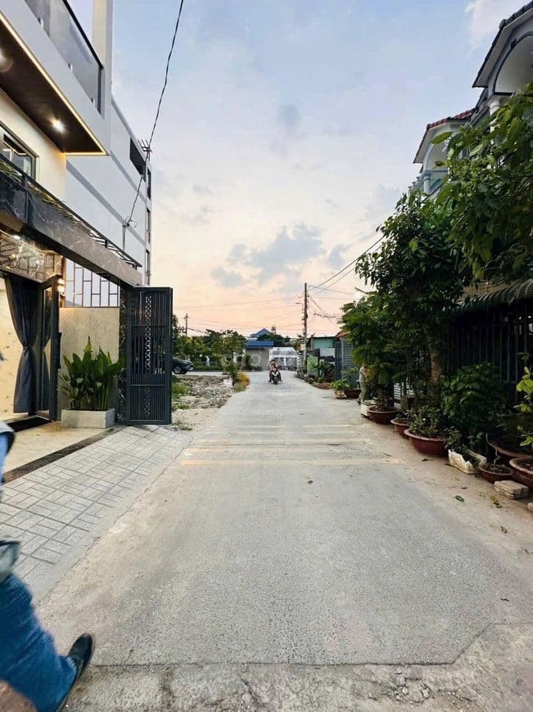Cần bán nhà phố liên kế mặt tiền Thạnh Lộc 39 quận 12
