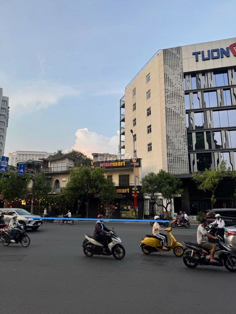 Hiếm, bán nhà MT Nguyễn Văn Trỗi, ngang 30m, có HĐT 580tr/tháng - Ảnh 2