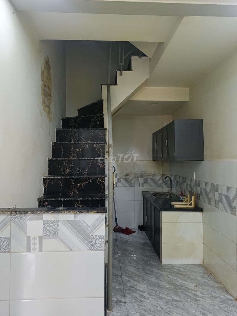 SÁT BÊN CHUNG CƯ HUỲNH VĂN CHÍNH - NHÀ NHỎ CÔNG NĂNG