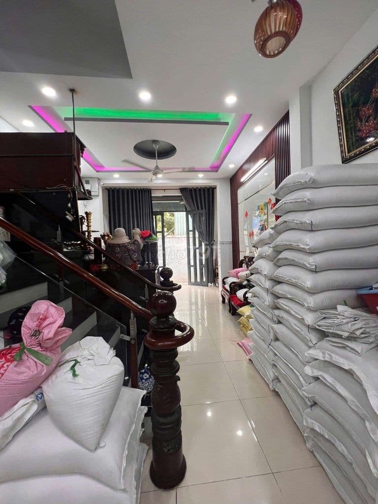 Nh-à gần ngay Nguyễn Ảnh Thủ .Nguyễn Thị Sóc xã bà điểm