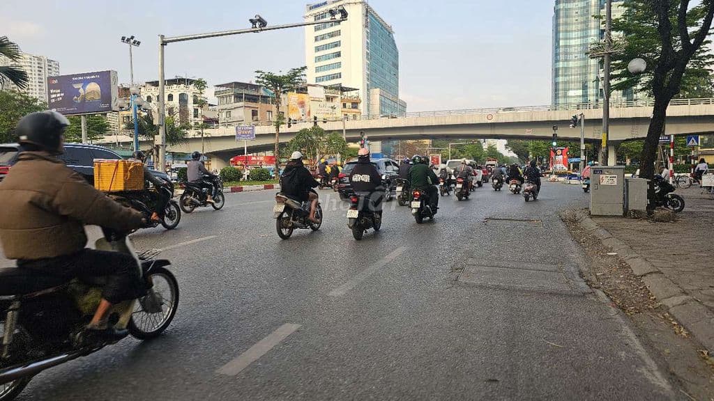 Hoàng Quốc Việt 40ty mặt phố lô góc 60/70 6 tầng mặt tiền 18m Cầu Giấy