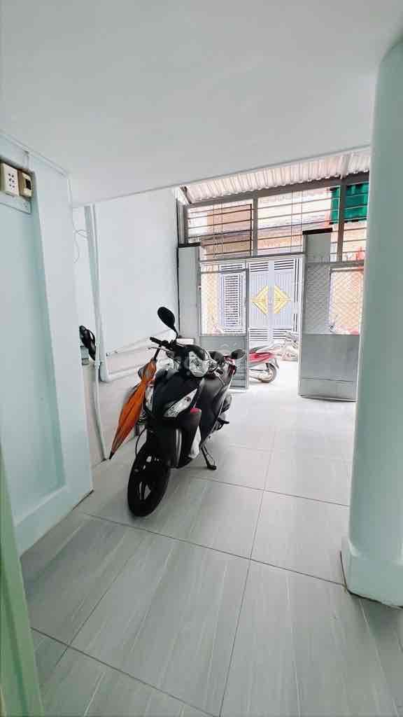 Bán gấp ,nhà cấp 4 mặt tiền ,hẻm thông ,DT 120m2 ,3PN ,Đoàn Văn Bơ ,Q - Ảnh 2