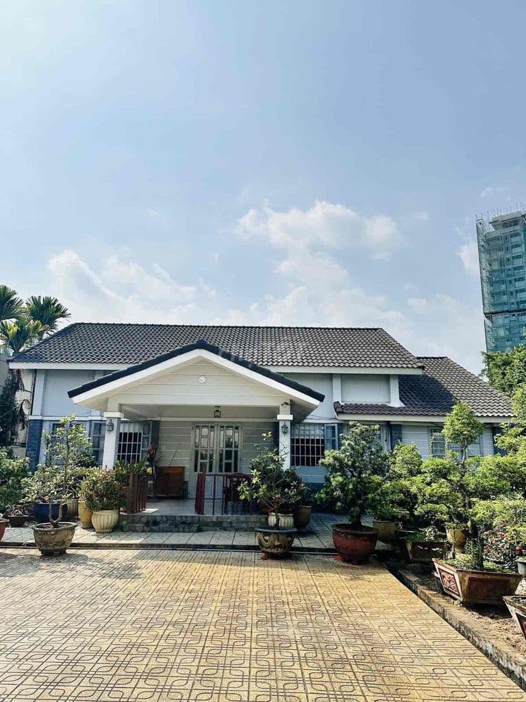 NHÀ VƯỜN GẦN HAI NGÀN M2 GIỮA SÀI GÒN HOA LỆ
