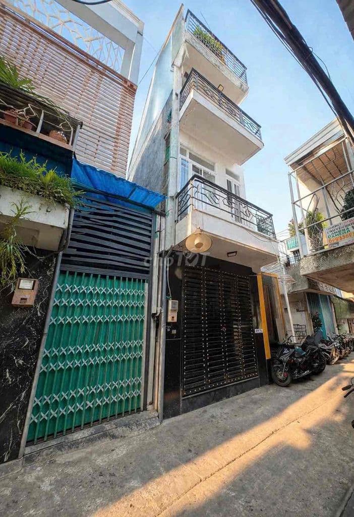 Nhà 2 lầu hẻm 64 Bùi Văn Ba co 4PN3WC sổ rieng