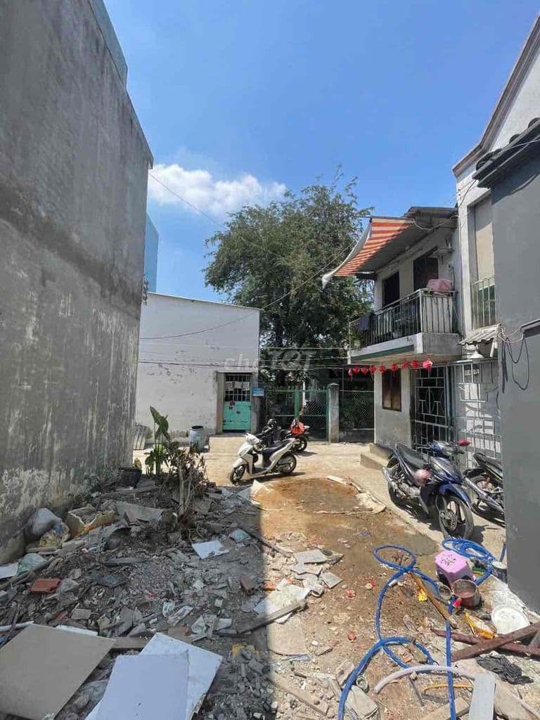 Bán lô đất giá tốt hẻm đường Lê Văn Việt, sổ hồng riêng
