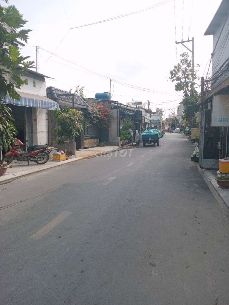 Nhà Mặt Tiền Đường Lớn DT : 5.7m x 12m Đúc Thật 1 Lầu