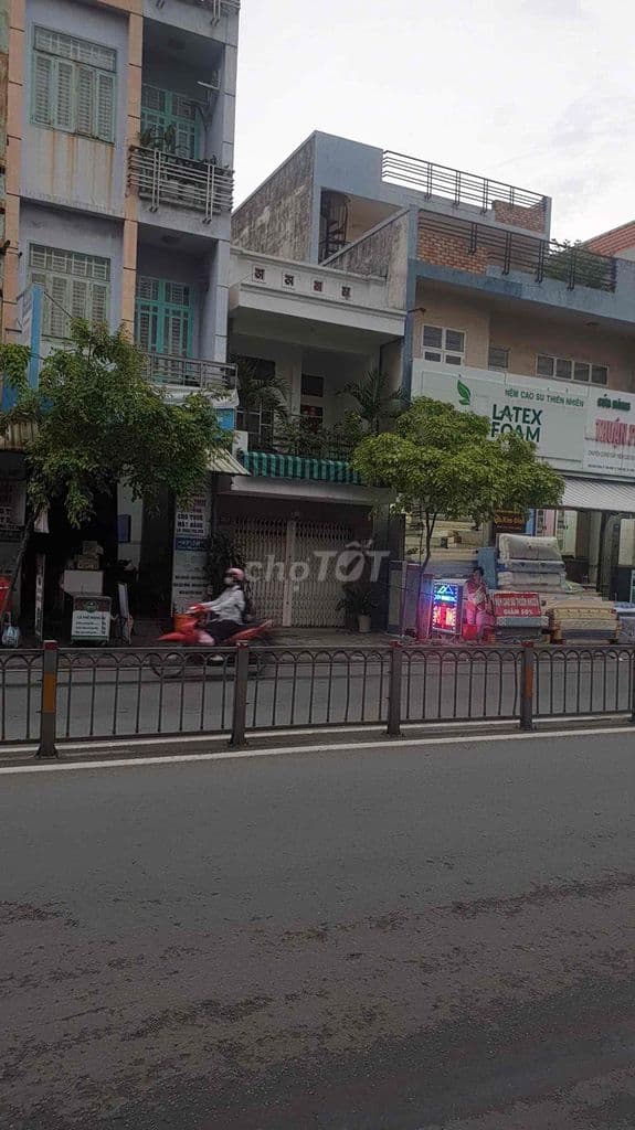 nhà mặt tiền 26x hoà bình 4.3x17m đúc 1 tấm ,sân thượng.