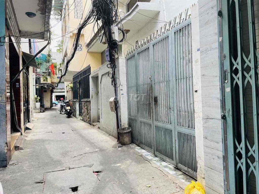 Bán nhà hẻm rộng gần mặt tiền Lê Hồng Phong. 3 tầng 2pn chỉ 2 tỷ 9