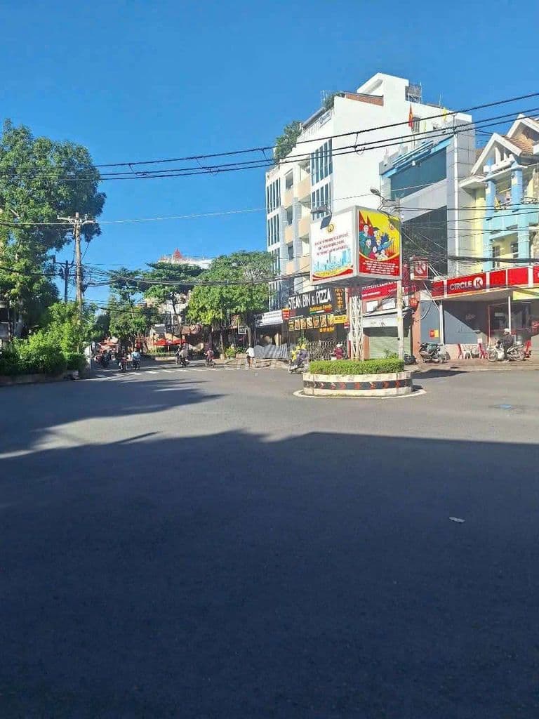 Bán nhà 3 tầng mặt tiền đường số 4, phường 7, gv dt 7x17, 3 tầng