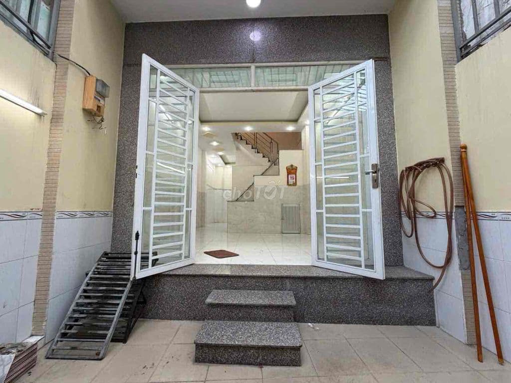 Chính Chủ bán nhà 686/17/24 CMT8 4x12 3 tầng , xe hơi vào nhà - Ảnh 2