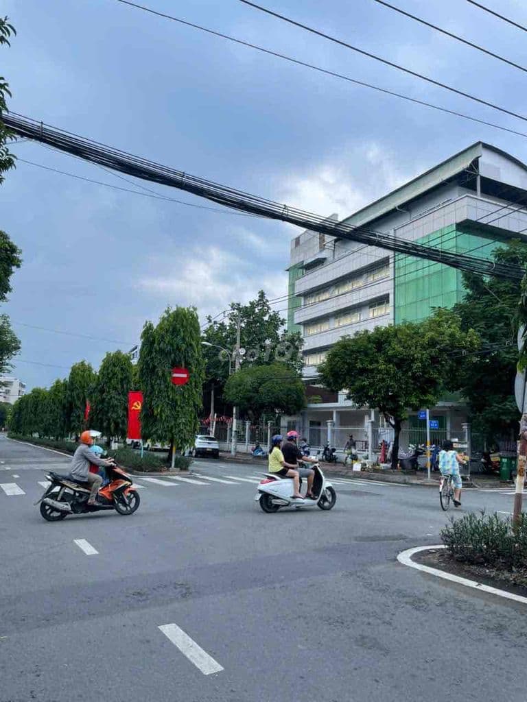 Nhà 3 Tầng Mặt Tiền Đại Lộ lll , Ngay Trường Học Giá Mềm 13,2 tỷ t