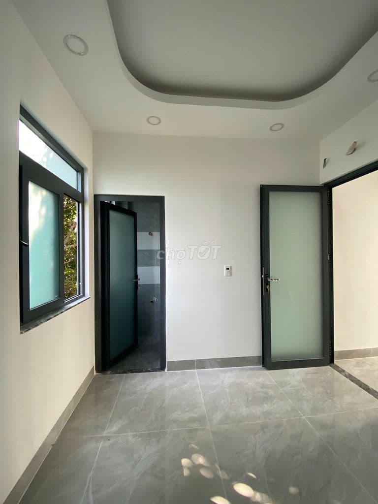 Bán nhà mới tinh, xe hơi đậu trong nhà, Thiết kế đẹp 2 sân thượng - Ảnh 3