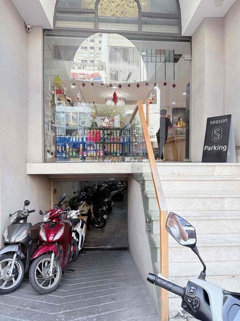 Toà BUILDING Vỏ văn Tần11 tầng BTCT có hầm và thang máy.