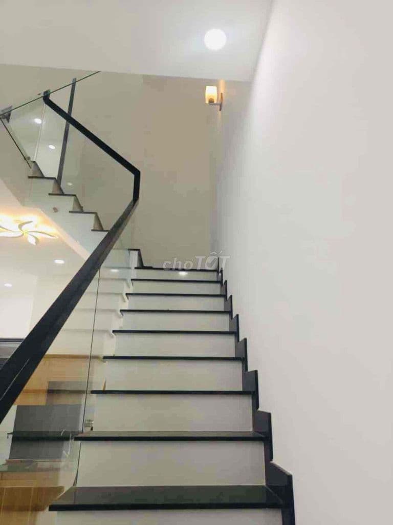 NHÀ ĐẸP 3 TẦNG ĐƯỜNG 8m CHỈ NHỈNH 4 tỷ - Ảnh 2