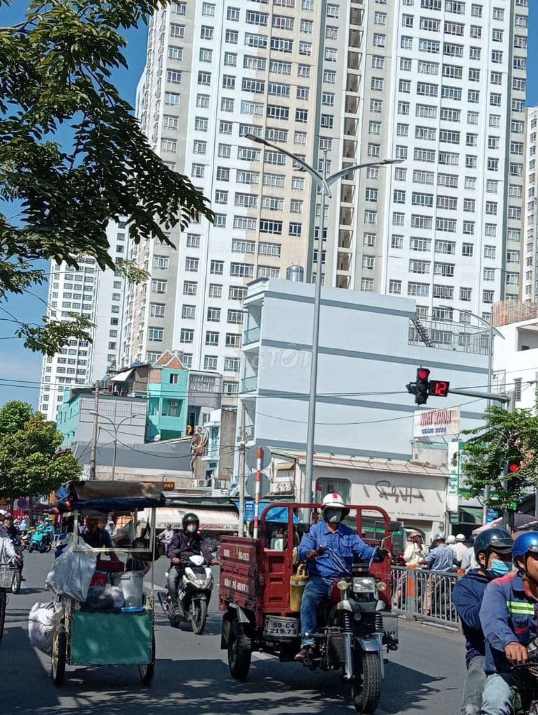 nhà mặt tiền tạ Quang Bửu phường 4 quận 8 DT 16m x 35m =560m