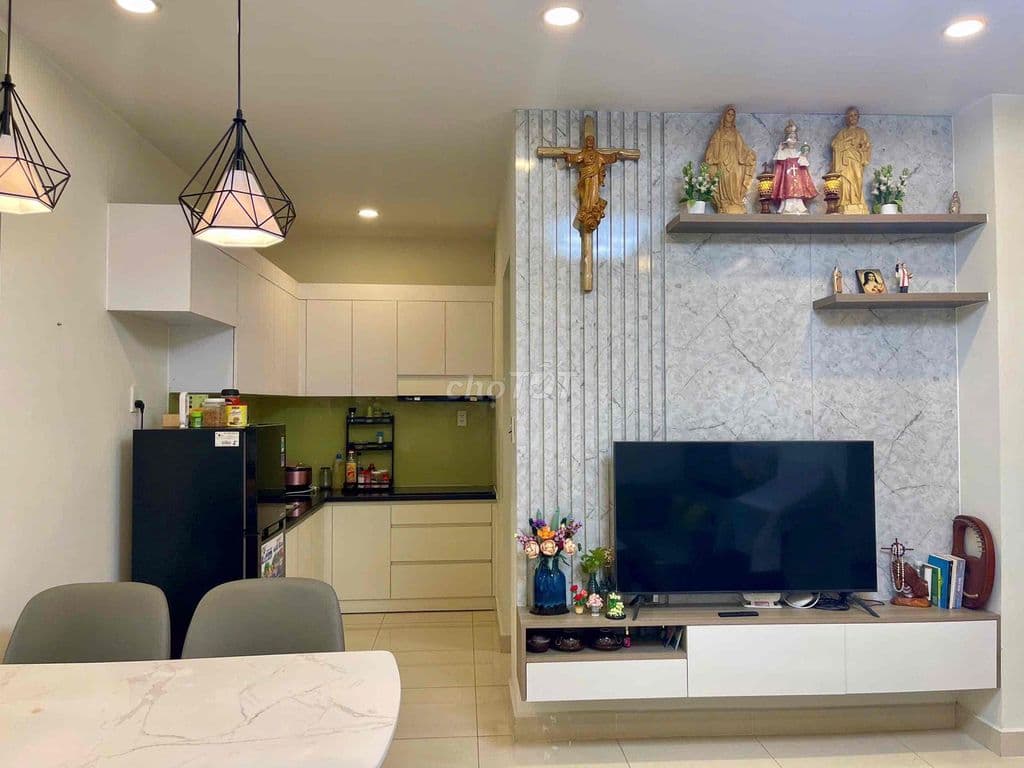 Bán căn 2PN Loại 62m2 Full nội thất. Chỉ 2,550 tỷ. LH Hương