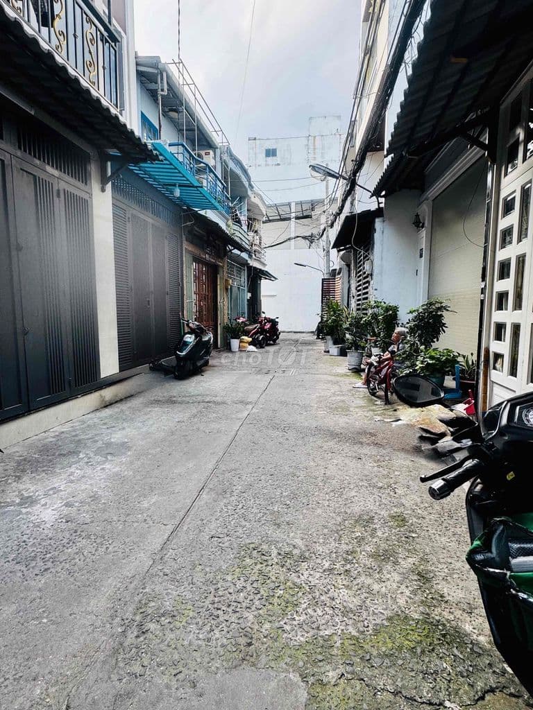 Nhà hẻm chuẩn 4m ô tô, 30m ra mặt tiền, 2 tầng 3,3x10,5 Phan Huy Ích