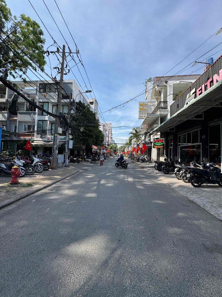 NHÀ CẤP 4 TIỆN XÂY MỚI-MT CÔNG VIÊN NGUYỄN SỸ SÁCH QTB