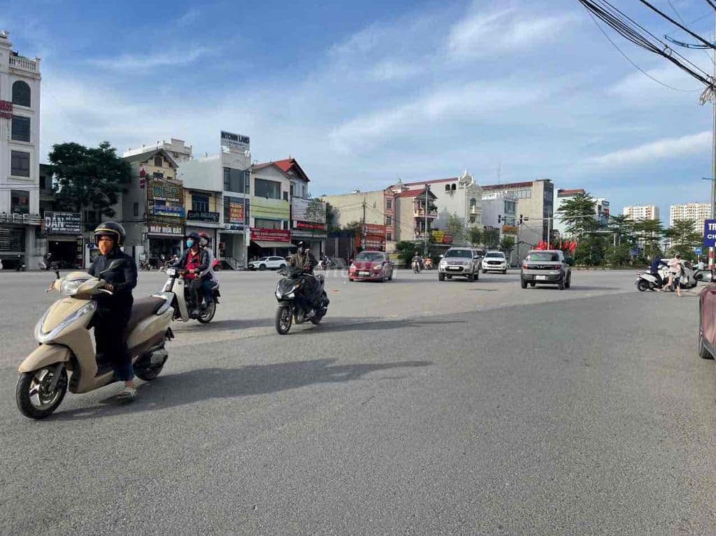 NHÀ 5 TẦNG TT THỊ TRẤN CHÚC SƠN , Ô TÔ ĐỖ CỬA , Về ở ngay