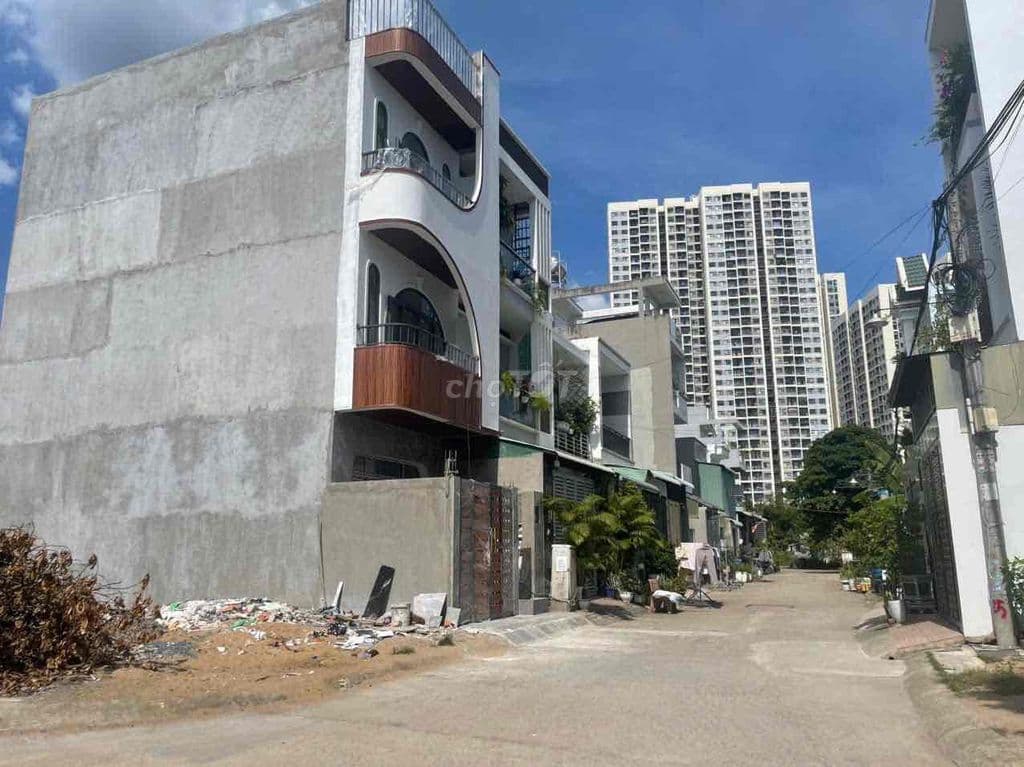 Kẹt tiền bán Lô đất View Vinhomes Q9