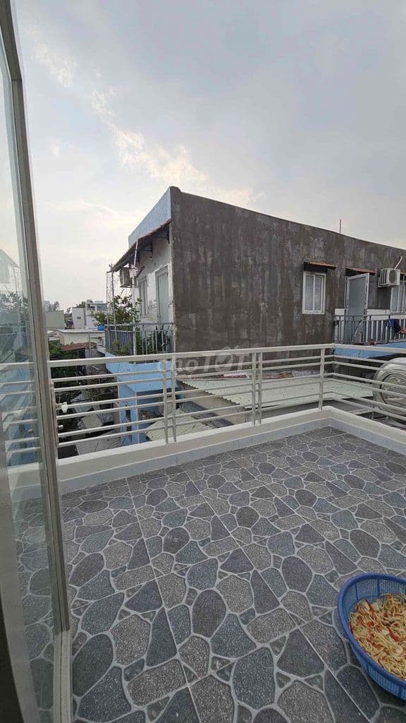 Nhà thoáng mái gần cầu ng văn cừ - Ảnh 3