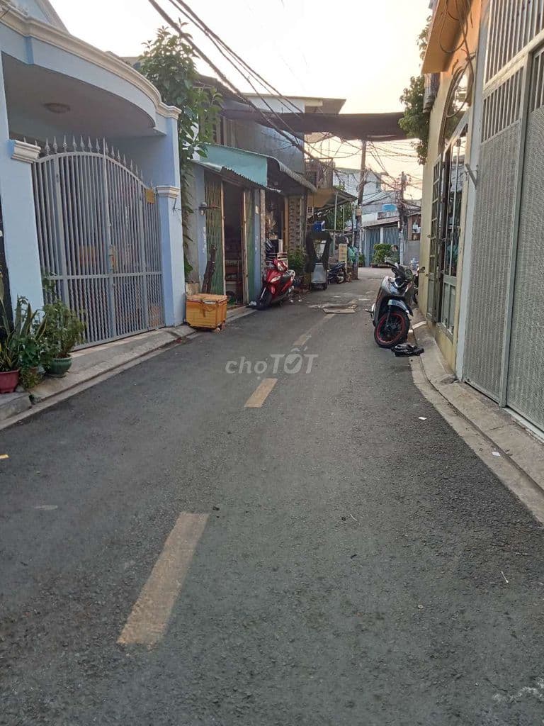 nhà HT 17 xe tải đậu ngay cửa nhà