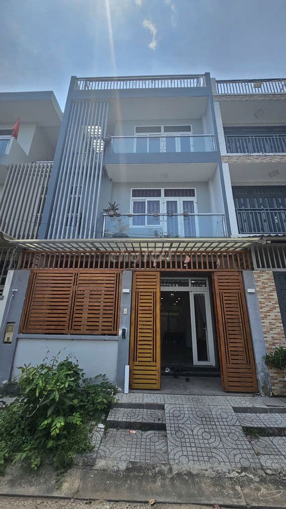 NHÀ ĐỐI DIỆN CÔNG VIÊN 6 X 15M,3 TẦNG GIÁP QUẬN 7.