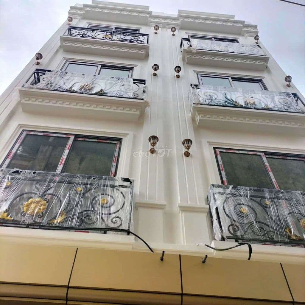 Chính chủ gửi bán nhà 40m - 5 tầng mới - xe 7 chỗ đỗ cửa tại Thạch Bàn