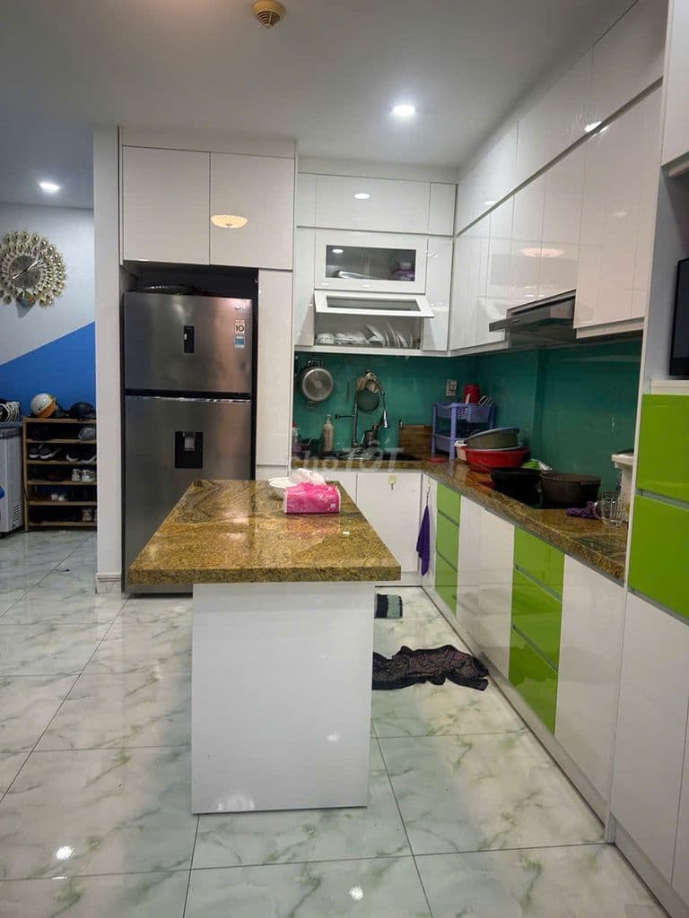 Bán căn góc Lô C rộng 99m2, 2 phòng ngủ ,2WC , tặng nội thất cao cấp