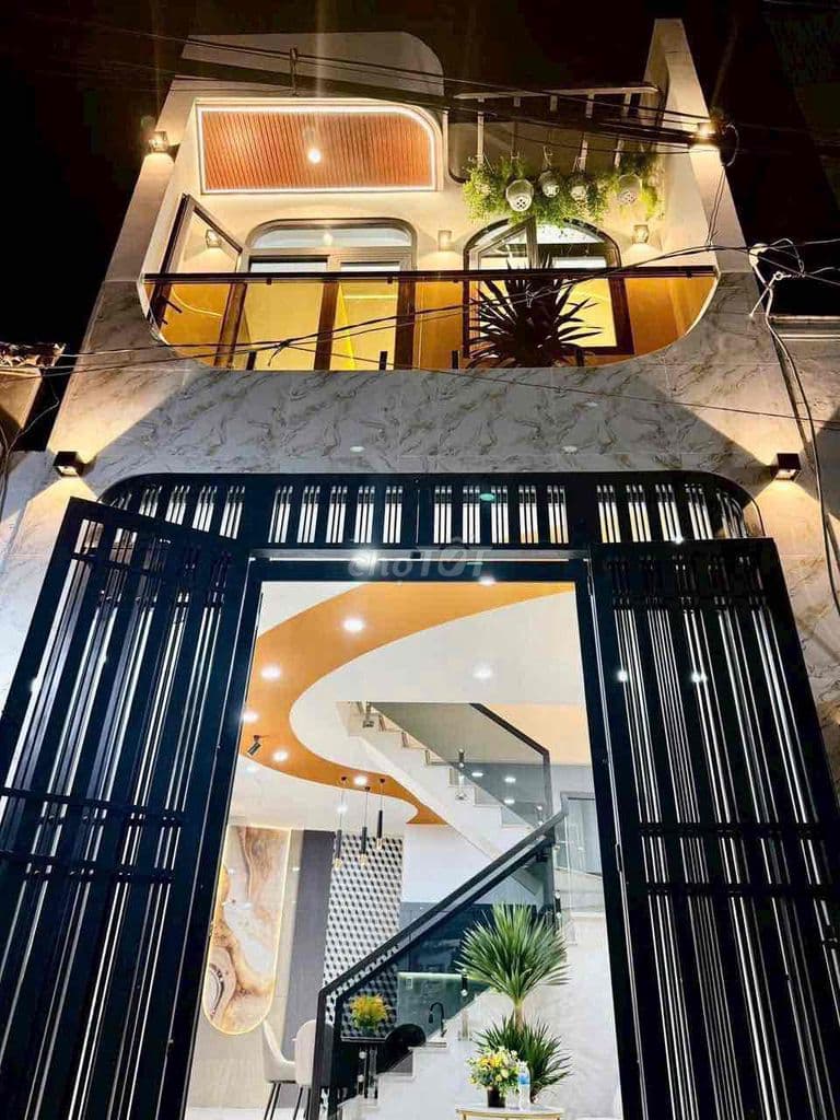 Hơn 4 tỷ nhà đẹp DT nở hậu 5.5m đường Tô Ký ngay phần mềm Quang Trung