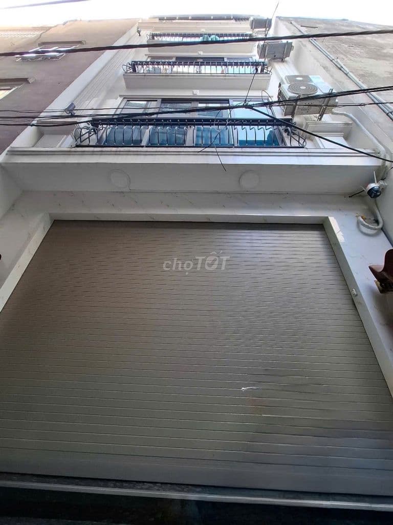 Mặt tiền rộng 5m ,33m , 5 tầng 20m ra đường ô tô tránh