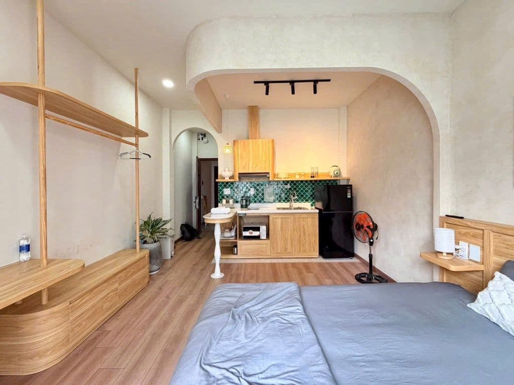 Nguyễn Gia Trí 2 mặt hẻm xe tải 5 tầng 7PN Master AirBnB thu 70tr/th - Ảnh 2