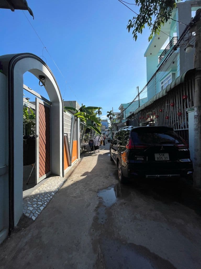Bán đất ngộp bank giá rẻ 4,49 tỷ - 100m2, hẻm ô tô ngay KDC Tăng Long - Ảnh 2
