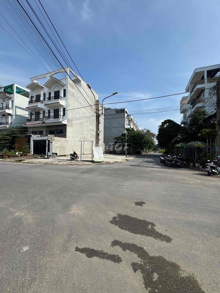 Cần Bán . đất lô Góc . Lô nhì Đ Lê Bôi .P7 Q8 .DT 8x20