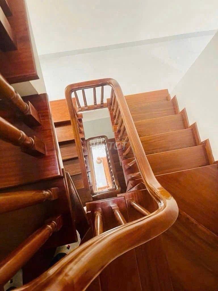 Nhà dân xây 5 tầng cạnh sau học viện tài chính, ô tô đỗ cửa