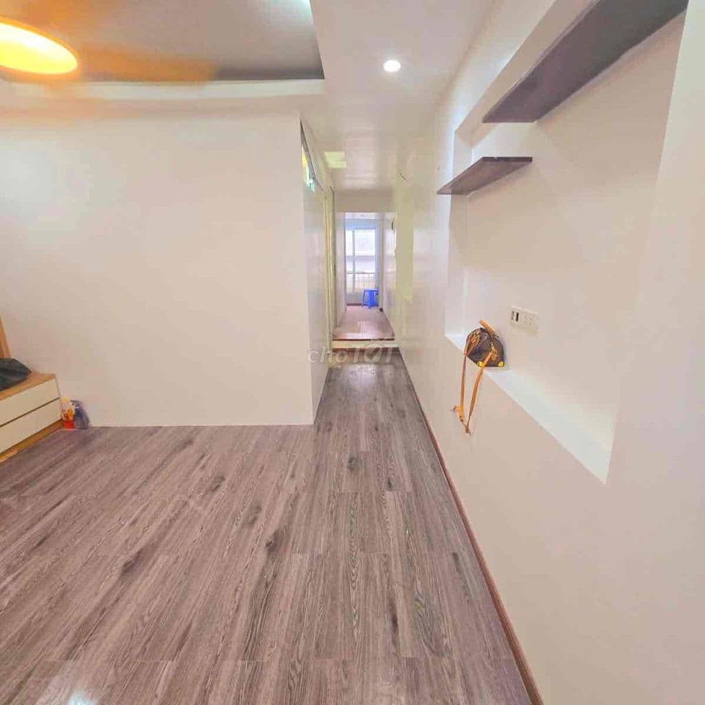 TT Tôn Thất Tùng, tầng 2, sát phố, cầu thang thấp, 2 thoáng, 60m2 - Ảnh 3