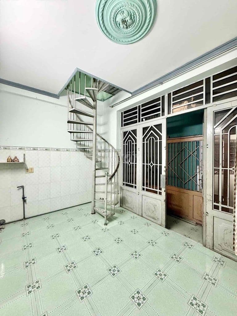 🏡 DT 25 m² , 3 tầng -3PN -SÁT QUẬN 1 - Giá : 2,79 TỶ. - Ảnh 3