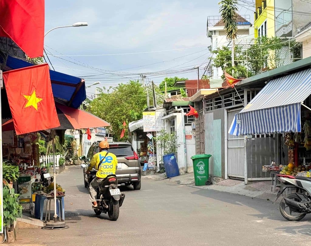Bán Nhà Mặt Tiền Đường 359, Phước Long B, Quận 9 dt: 5 x 16