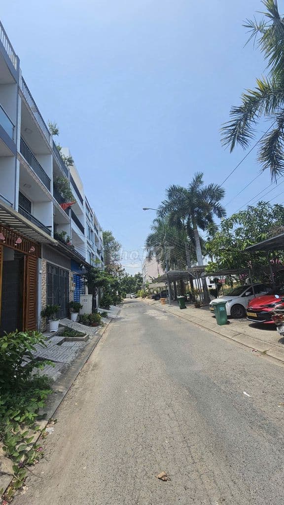 NHÀ ĐỐI DIỆN CÔNG VIÊN 6 X 15M,3 TẦNG GIÁP QUẬN 7. - Ảnh 2