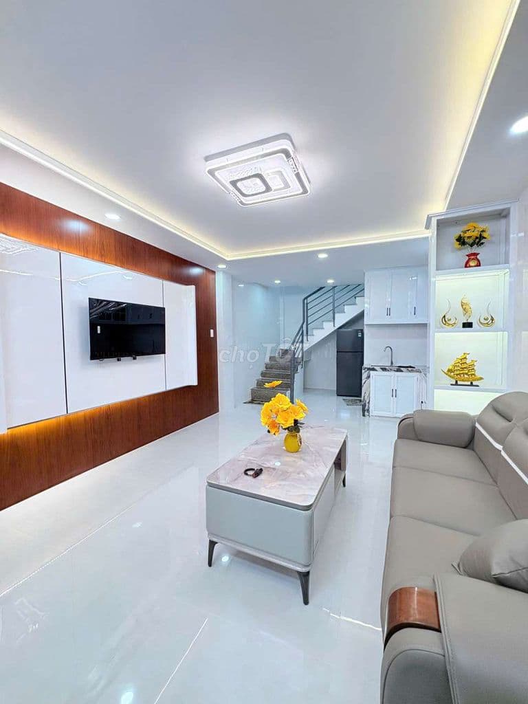 Bán nhà 2 tầng sát mặt tiền đường Lạc Long Quân phường 3 quận 11