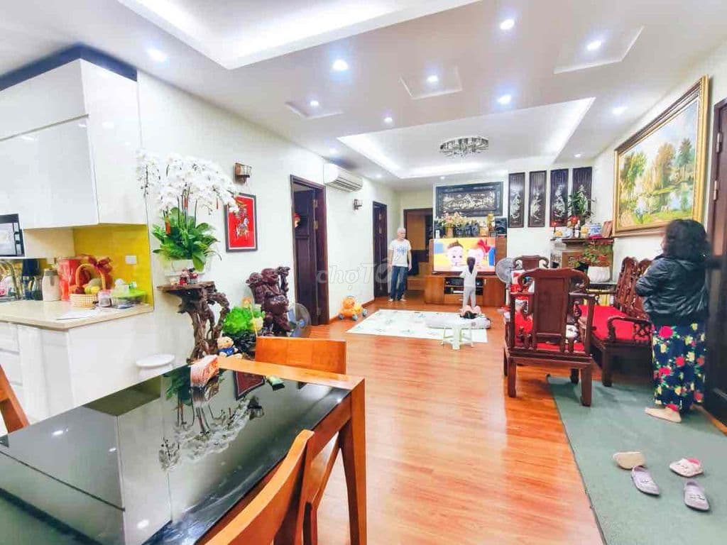 Tập thể 120m2 sổ đỏ tầng 2 phố Tôn thất Tùng nhà đẹp 3 ngủ ô tô đỗ cưa