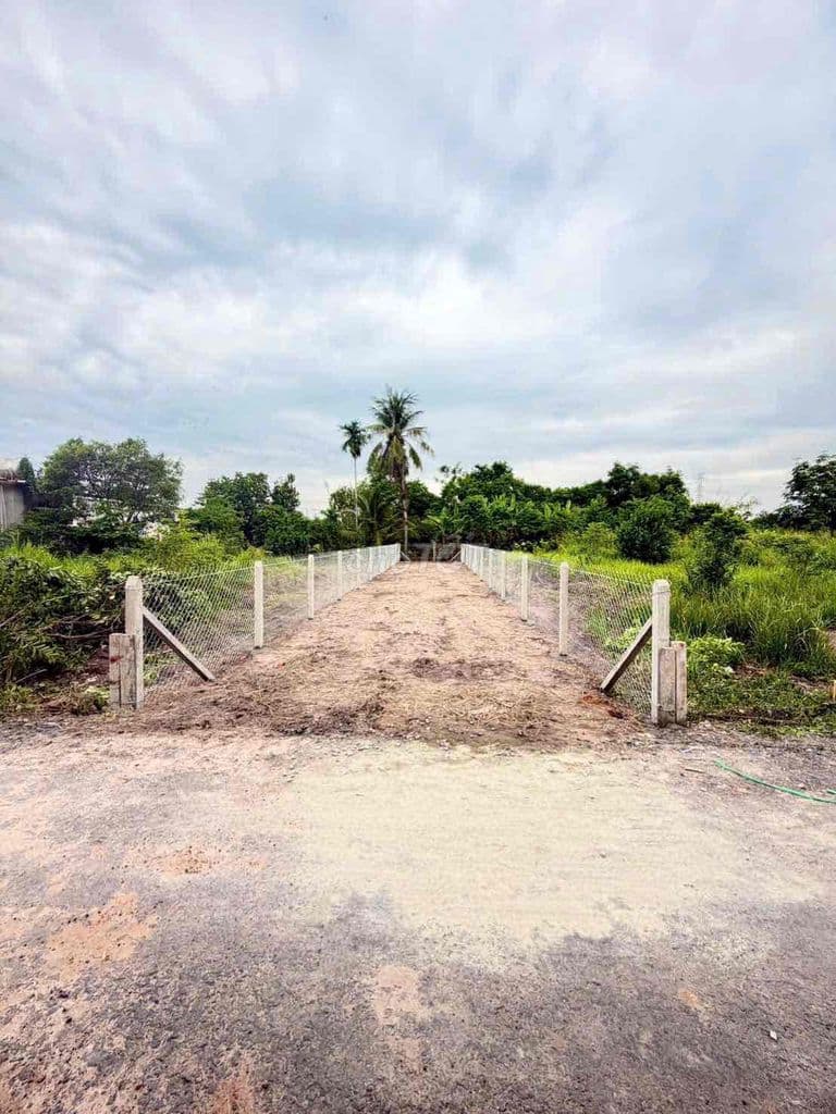 Cần bán 1 lô đất nền .