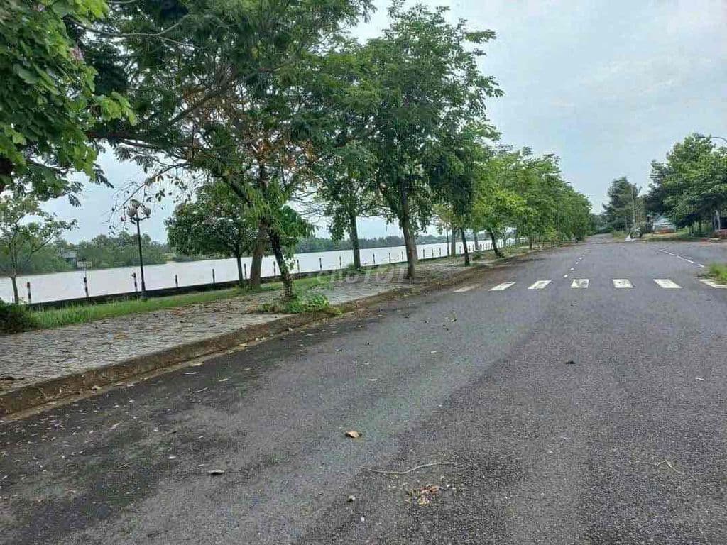 Đất mặt tiền đường D2 16m vỉa hè mỗi bên 4m. Trong đại học mở tam