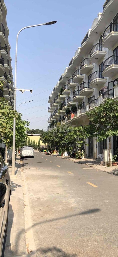 Nhà phố liền kề xây dựng đồng bộ, hẻm 12 mét, ngay chân cầu ngã tư ga