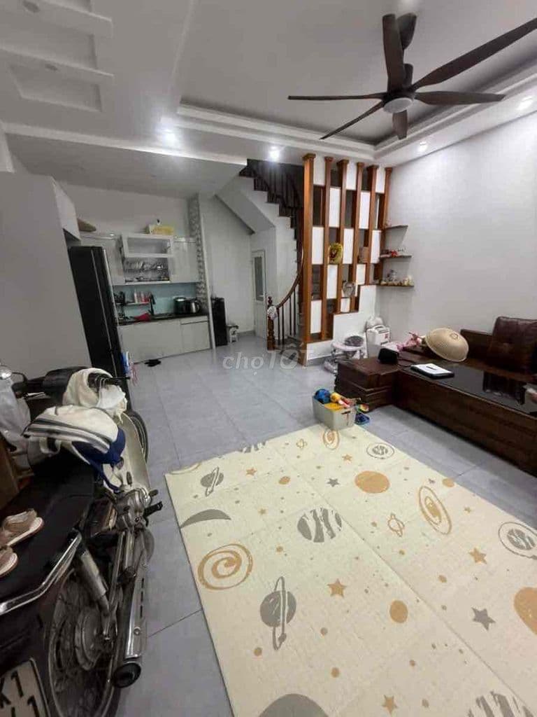 Nhà Hiếm Cầu Giấy 40m2 - 5 Tầng - Gần Phố - Ở Ngay - Giá 9 Tỷ ( TL )