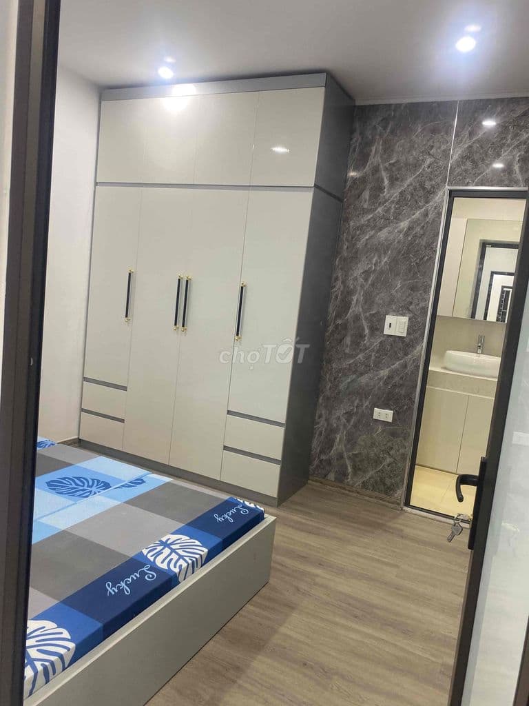 Bán nhà TT Hoàng Quốc việt :giá :4,8 9 tỷ